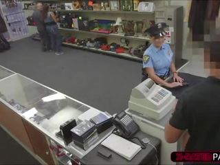 Mempesona petugas polisi petugas ingin untuk menggadaikan dia barang ujungnya naik di itu kantor